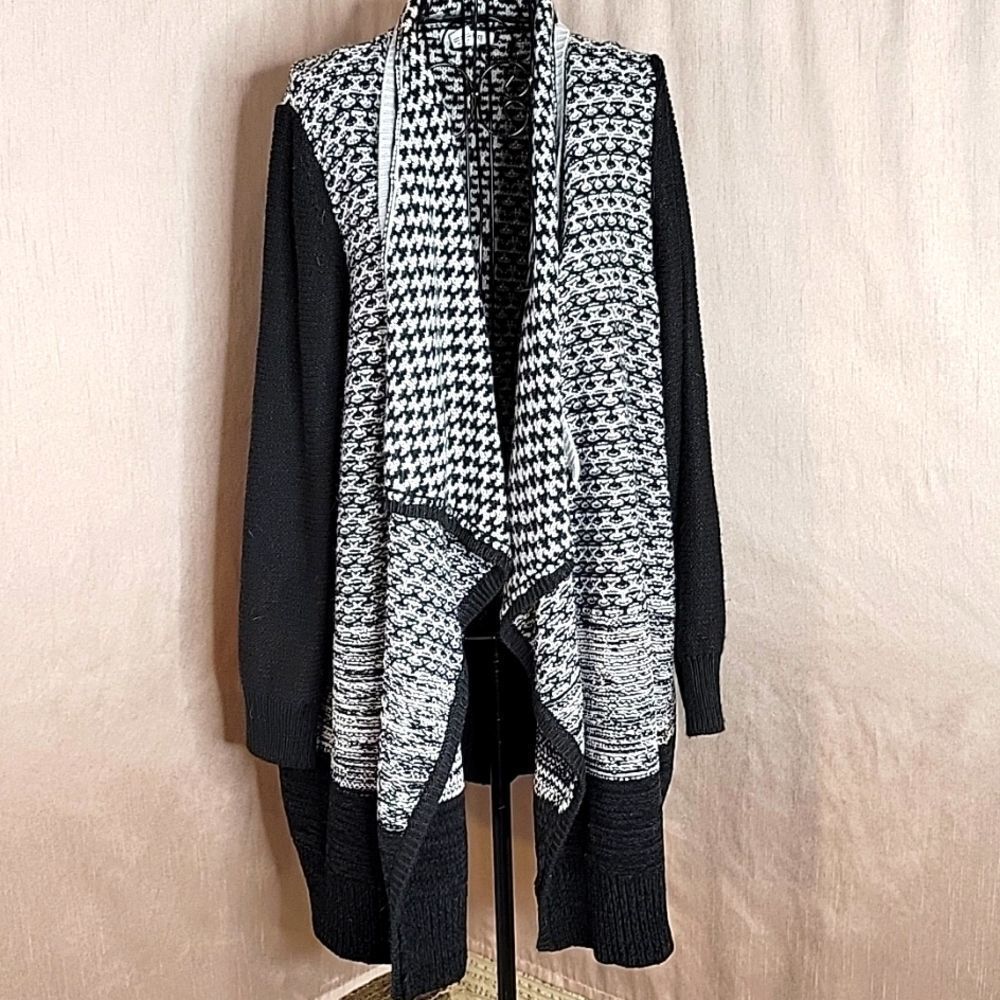 HAMPSHIRE STUDIOS Black and White‎ Cape Sweater 3X